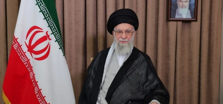 <a href="https://archive.almanartv.com.lb/3291356">L&rsquo;ayatollah Khamenei au peuple iranien : Nos forces armées porteront des coups sévères à l’ennemi israélien.</a>